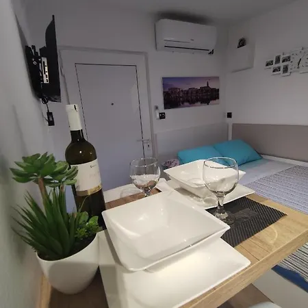 Studio H&m Apartment Split