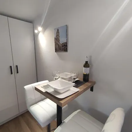 Studio H&m Apartment Split